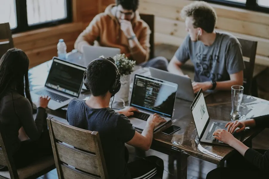 Photo : Annie Spratt / Unsplash Équipe de startup au travail
