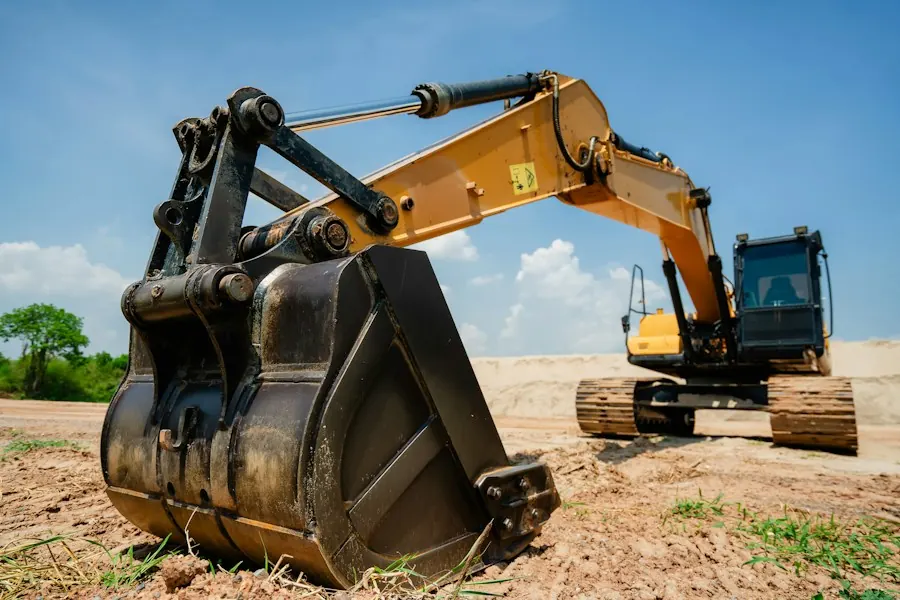 Pelle sur chenilles sur un chantier